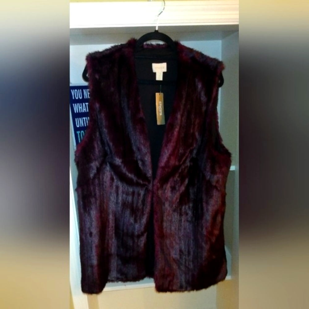 Beautiful faux fur looks like mink.  Very nice high quality.  Chico's size 3.